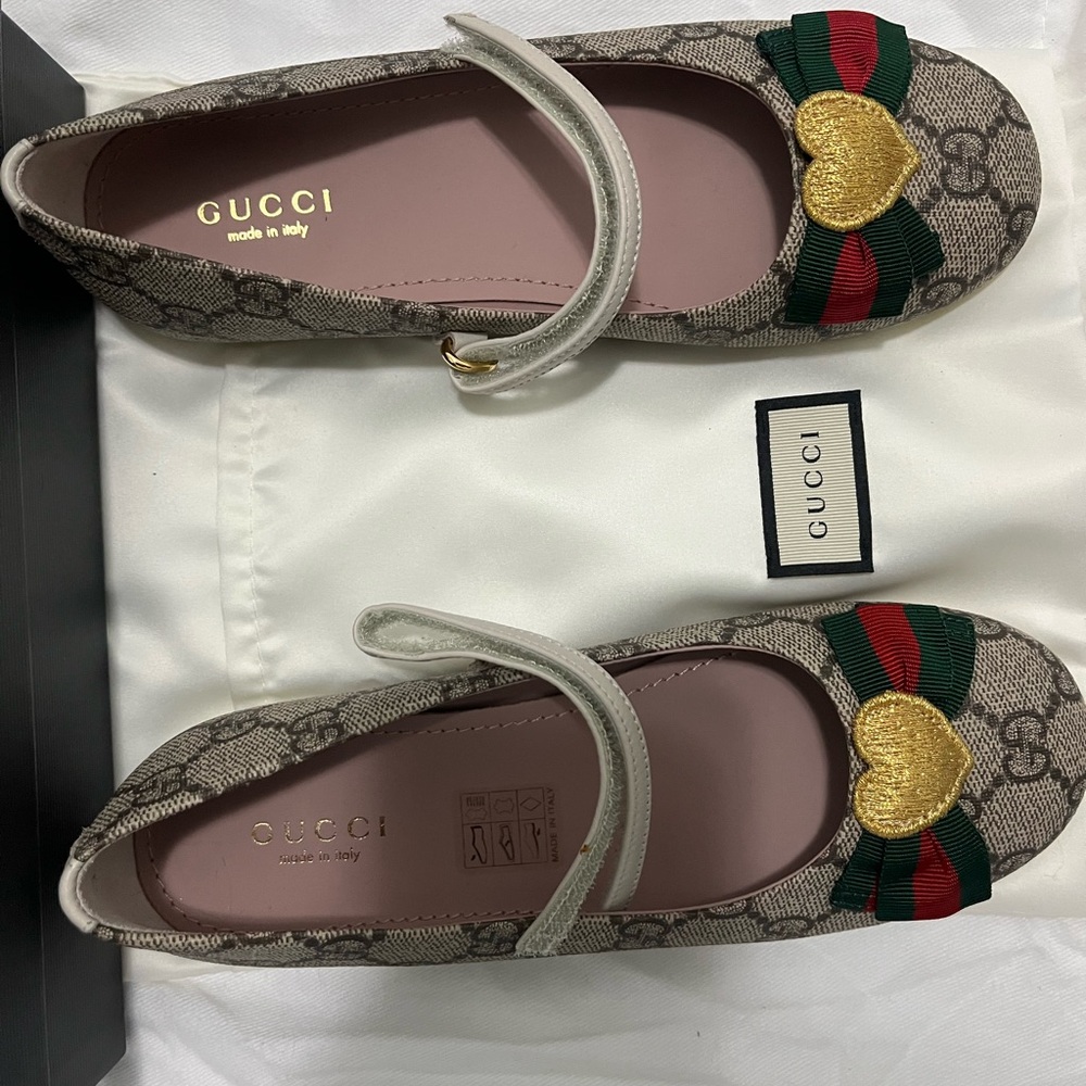 Gucci Women's Beige Ballet Flats with Heart Detail